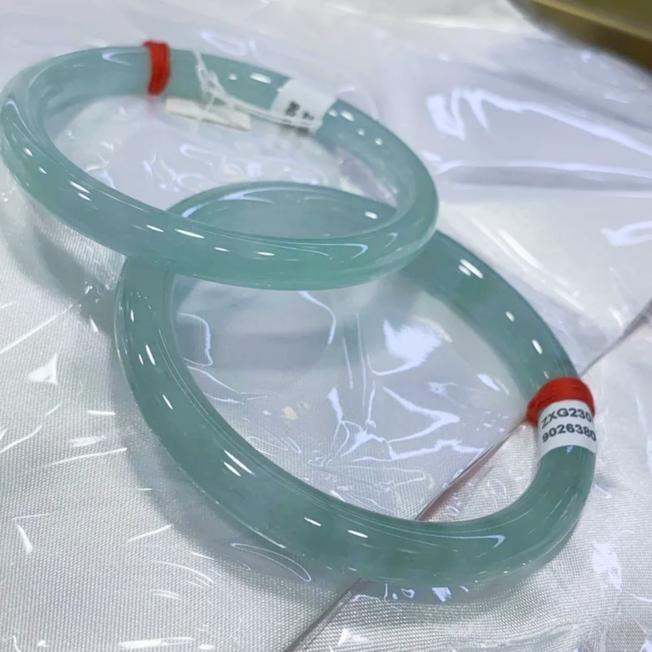 Vòng tay ngọc bích Miến Điện cao cấp, nước xanh băng, dáng dải tròn mỏng, có giấy chứng nhận