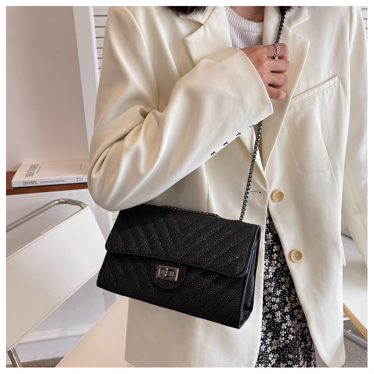 Vrouwelijk Medium Kunstleer Effen Kleur Ruit Street High Street Vierkant Flip Onderarmtas display picture 5