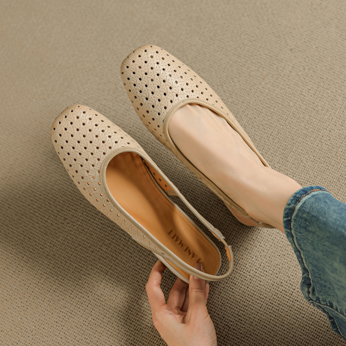 Sandal nữ đế bệt mũi bọc da bò, quai sau hở, phong cách vintage đan lỗ — đen