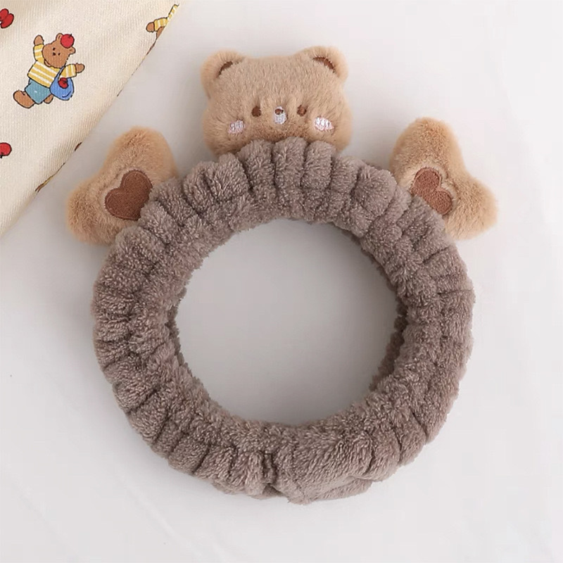 顔を洗って髪を洗って新型の少女の韓国の化粧をつけてマスクの専用のカチューシャをつけます。