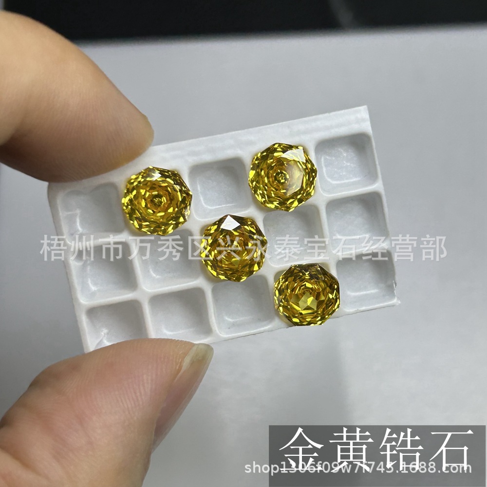 황금색으로 자른 팔면 밀레니엄 장미