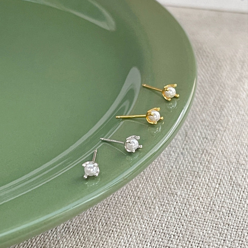 S925 sterling silver simple mini four-claw pearl earrings, feminine, exquisite, compact and versatile, ear-piercing student earrings