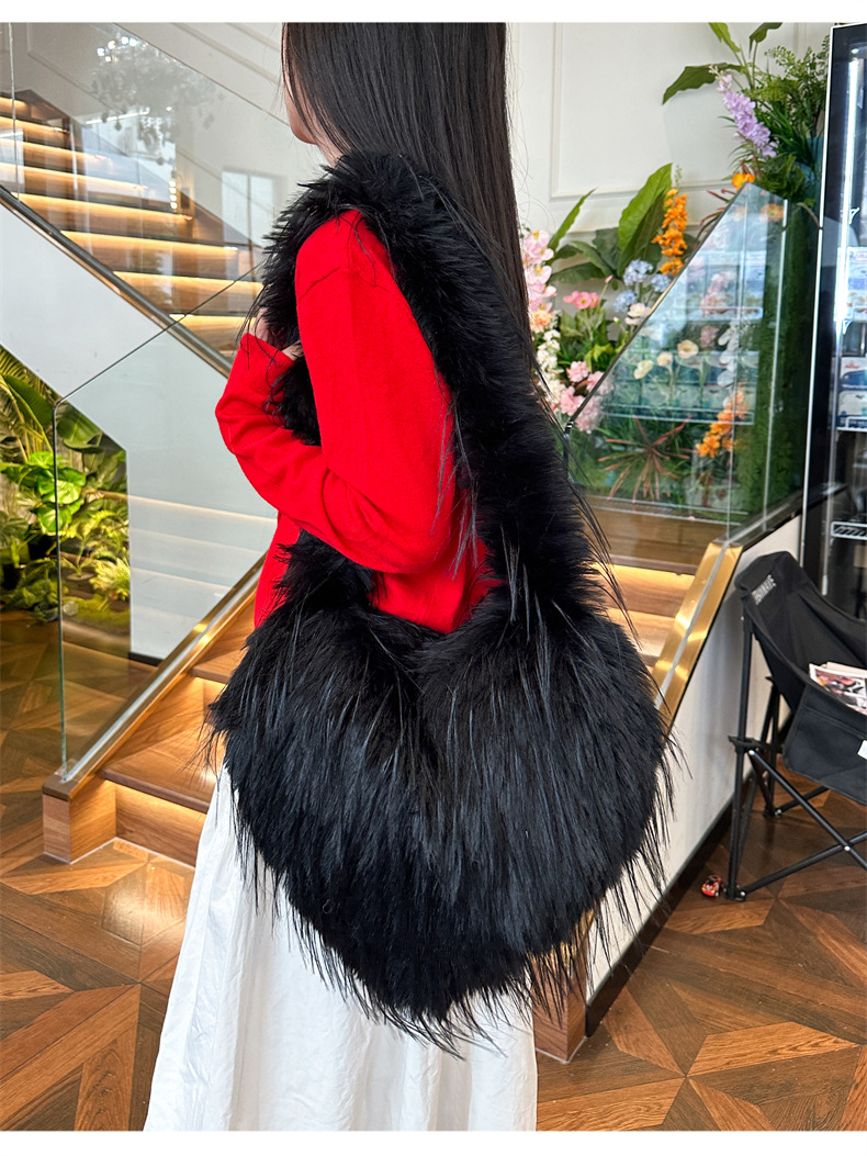 Women's 2024 autumn/winter new tassel heart-shaped fur plush spicy punk style large capacity shoulder bag_voghion.com