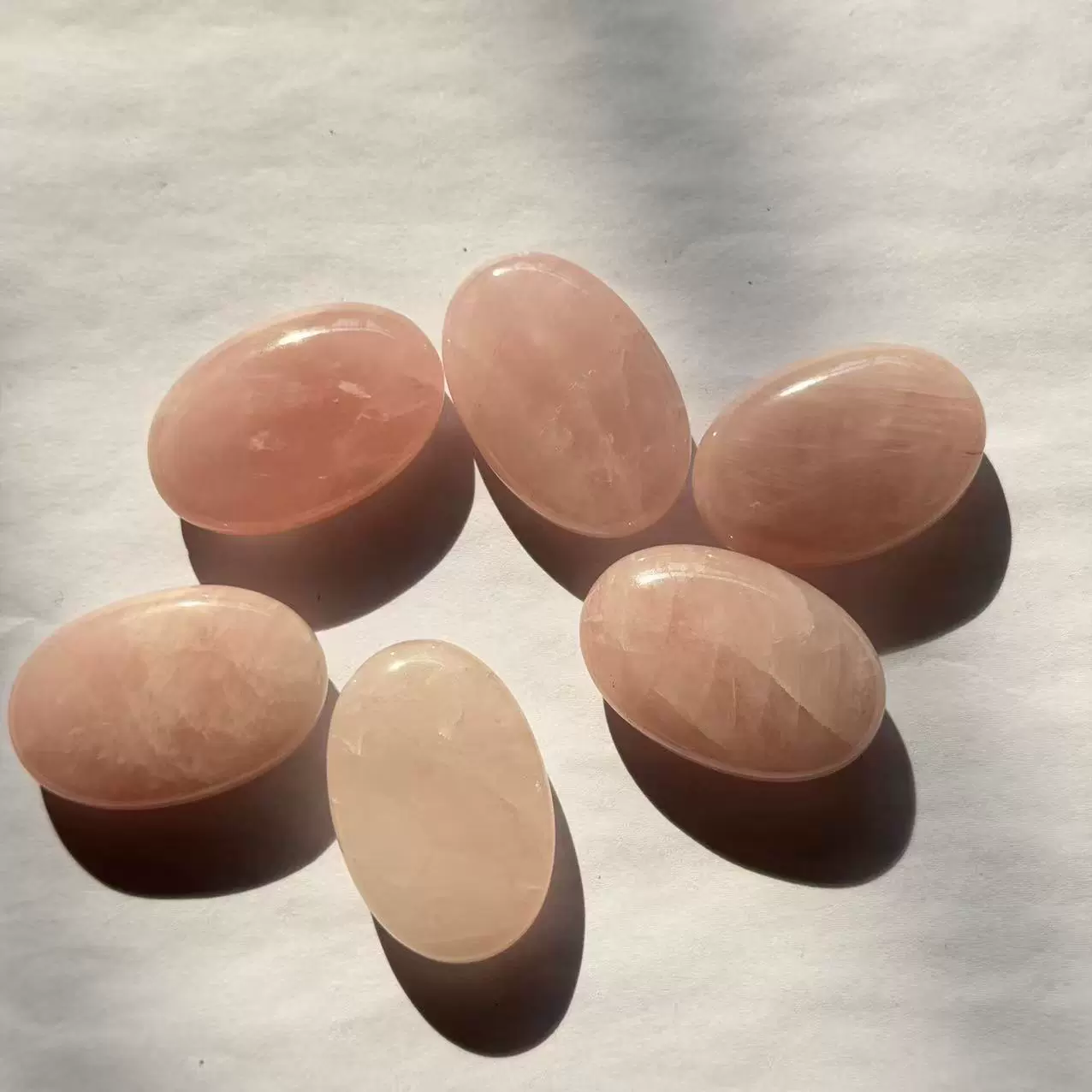 天然粉水晶巴掌石手把件热敷石瑜伽解压石鱼缸造景原石裸石摆件