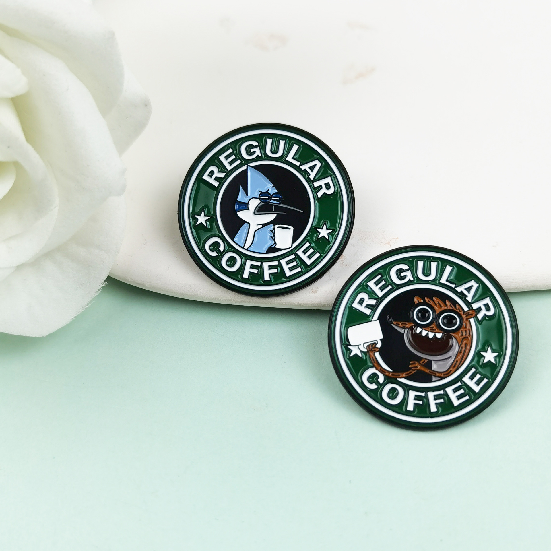 Broche de café monstruo de personalidad europea y americana, broche de broche redondo de aleación de dibujos animados, accesorios de letras en inglés, insignias de ropa