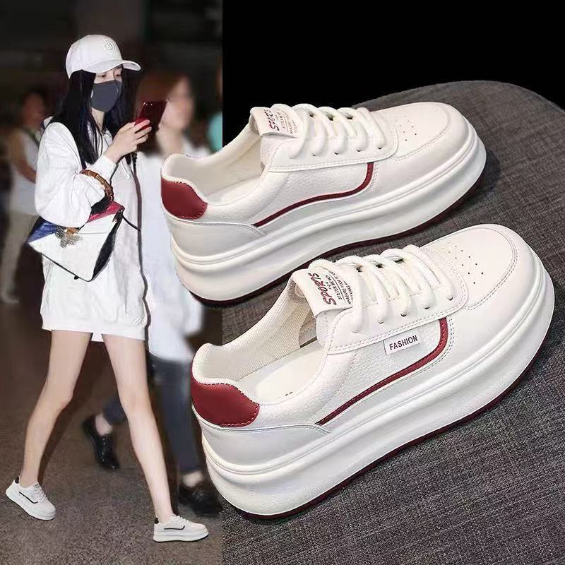 Zapatos blancos para mujeres primavera nueva suela gruesa coreana in-mode zapatos de mujer de alta altura zapatos deportivos casuales zapatos de skate de moda