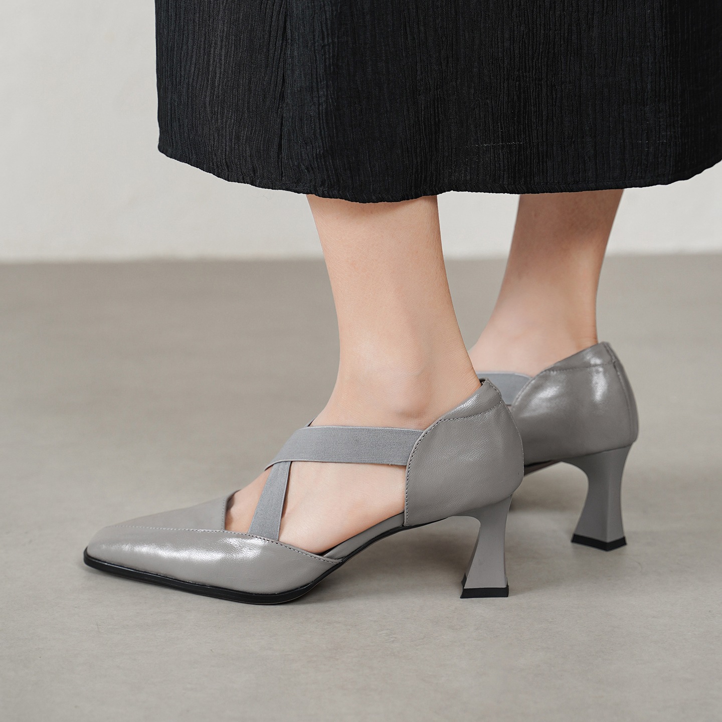 Sandal cao gót nữ da cừu mũi trùm cổ điển, gót vuông ổn định, quai thun co giãn — đen