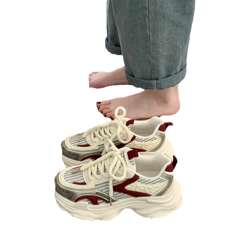 Zapatos de base gruesa para mujeres 2025 nueva primavera y verano transpirable red de estudiantes callejera frita red única zapatos deportivos rojos casuales