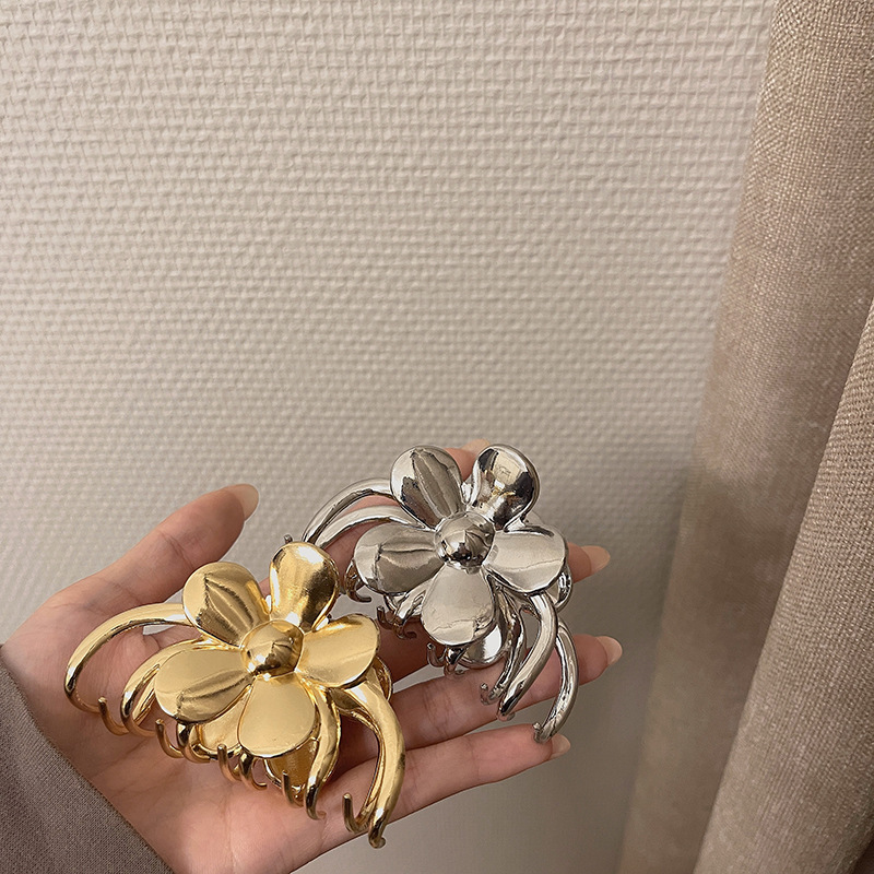 Ins Wind große Metallblume Greifclip weibliche Internet-Berühmtheit 2024 neue Haarnadel Hinterkopf Spule Haarspange_voghion.com