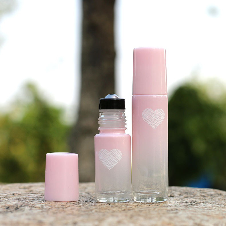 Botella de vidrio de 5ml/10ml con forma de corazón para aceites esenciales, con bola rodante de cristal rosa, para rellenar perfume, con bola de jade, en caja de regalo.