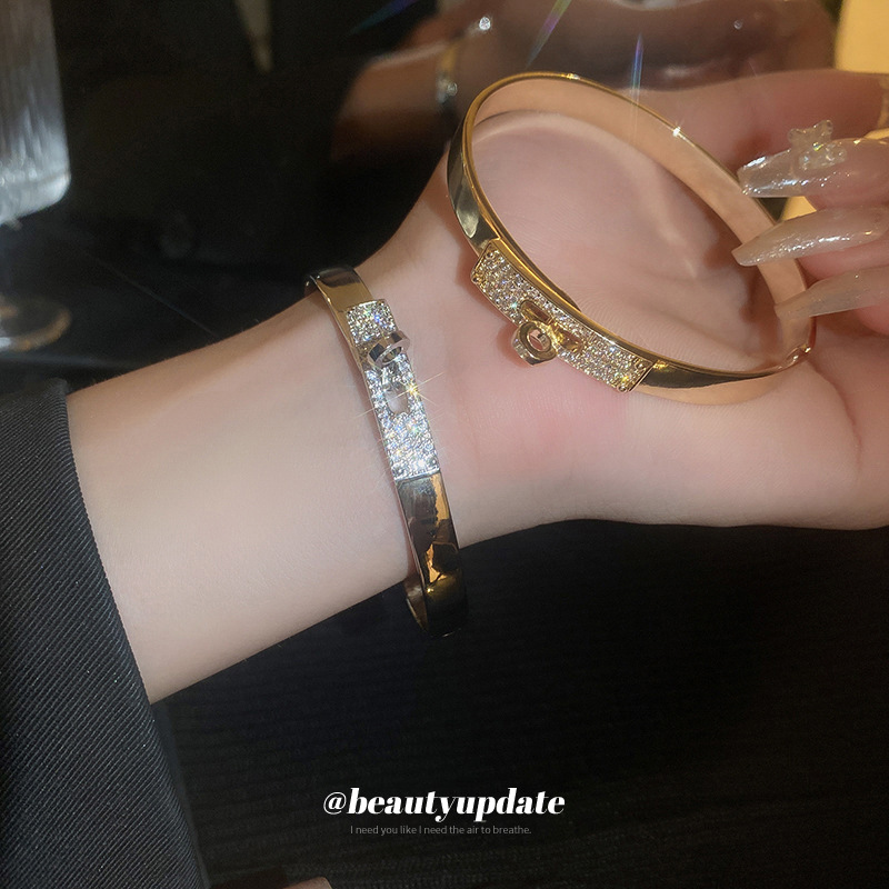 Real oro galvanizado ZIRCON hebilla pulsera estilo frío luz lujo moda pulsera nicho versátil alto sentido pulsera al por mayor