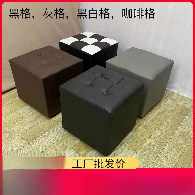 Маленькая квадратная скамейка в примерочной