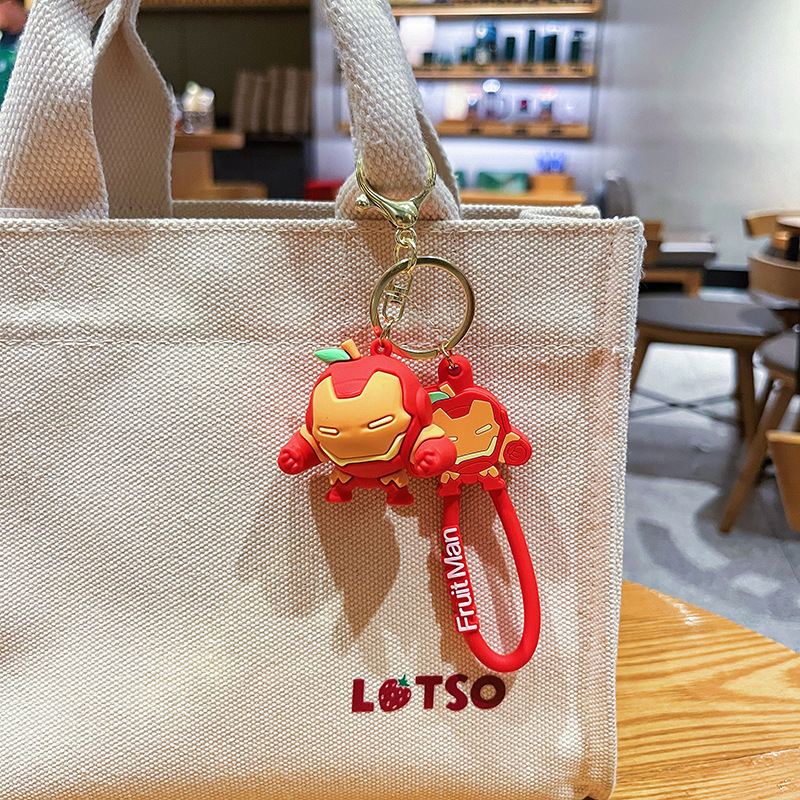 Fruita superhéroes llaveros femeninos lindos dibujos animados Iron Man bolsos de pareja colgante pequeño regalo al por mayor