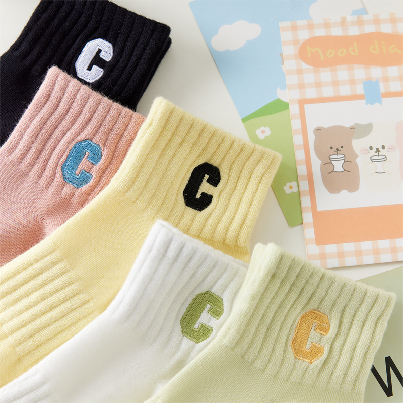 Calcetines de mujer para primavera y otoño con diseño de letras, calcetines cortos de moda para mujer, resistentes a los olores, calcetines deportivos de color sólido para verano, estilo corto informal y versátil.