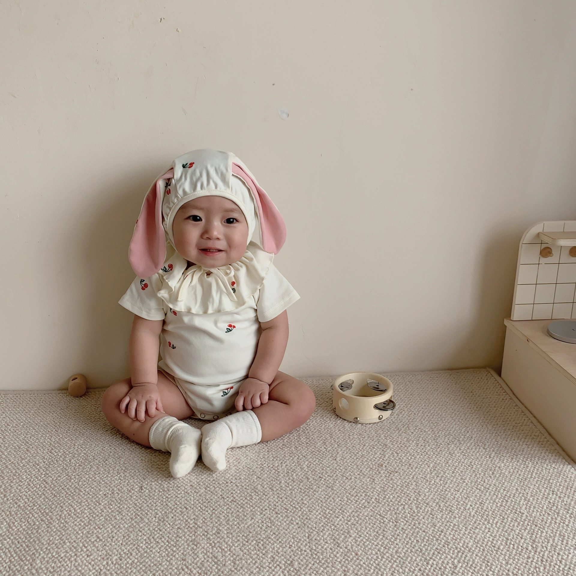 Новый комплект детской одежды 2025 года: комбинезон в корейском стиле с принтом вишни и милым кроликом, с шапочкой