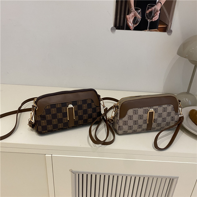 Fashionable Light Luxury Shoulder Bag with High-End Printed Splicing, Underarm Crossbody Small Bag, New Casual Versatile Clutch Trendy