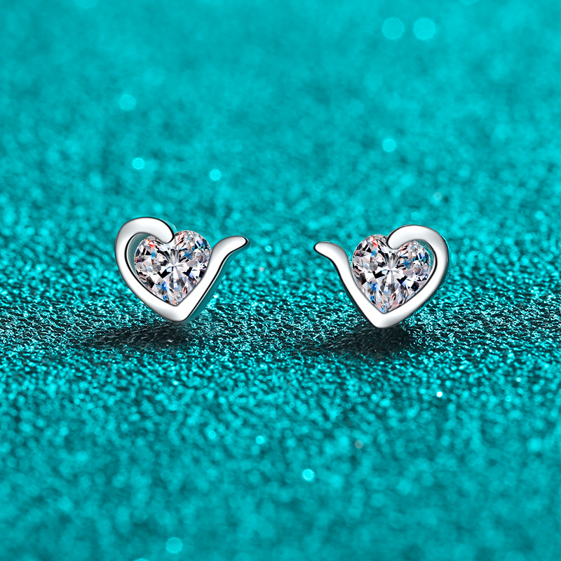 Pendientes de aro en plata de ley con moissanita en forma corazón_voghion.com