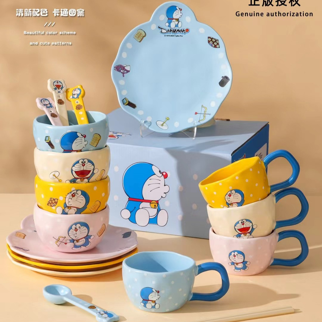 Auténtica licencia Doraemon cubiertos de cerámica de alto valor de cara platos, tazas y cucharas combinación de set lindo regalo de gato Dingdong