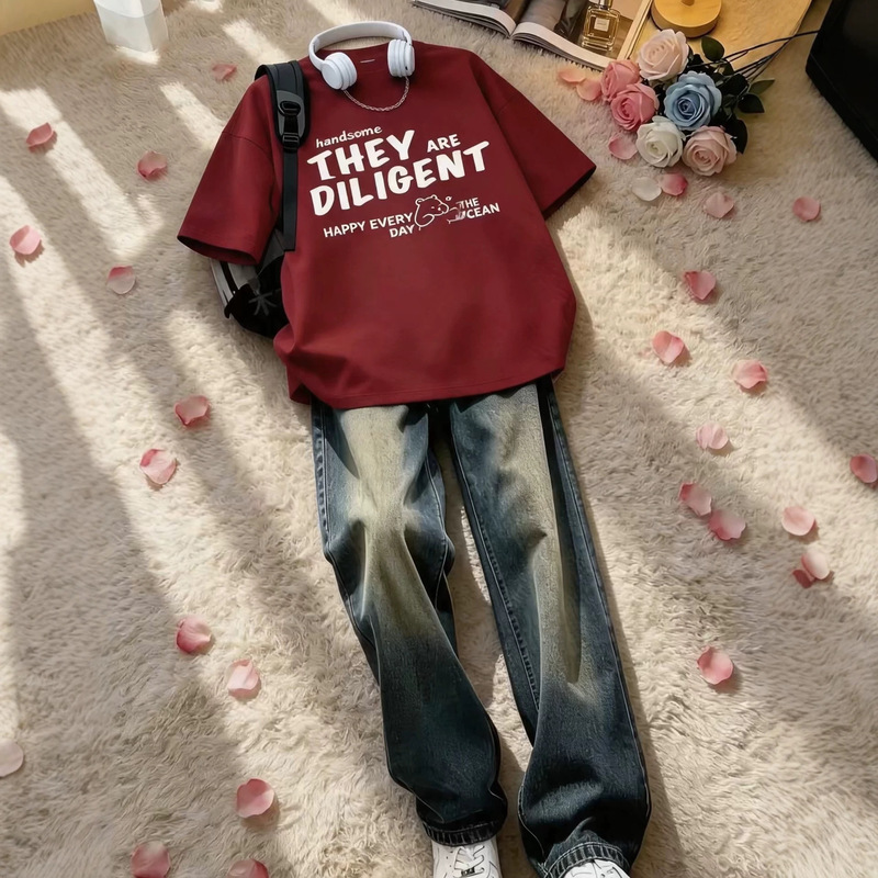 Burgundy Pure Cotton Short-Sleeved Cool and Stylish Outfit Set for Teenage Boys, Complete with High-End Retro Blue Jeans
