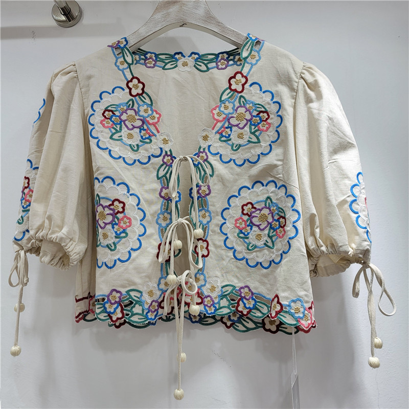 Francés nicho 2025 primavera y verano juguetón color bordado floral hueco con cuello en V top camisa corta