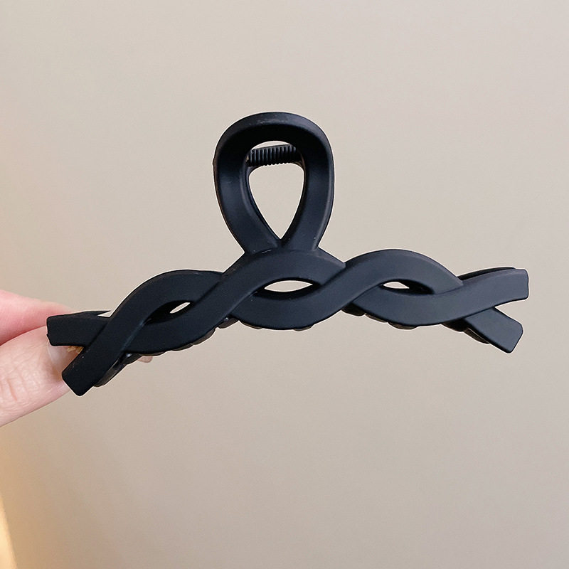 Temperamento en la parte posterior de la cabeza, clip de agarre para el cabello femenino 2025 nuevo clip de tiburón de letras negras grandes de alta gama, tocado, horquilla