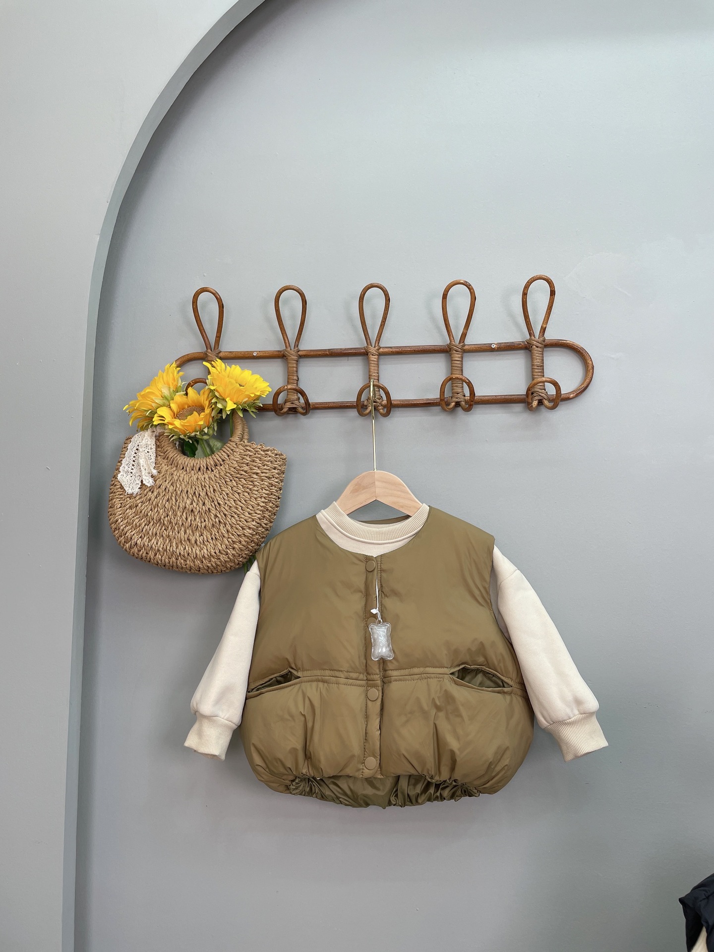 Korean version of down thickened small medium-sized children's external wear, warm shoulder stylish vest boys and girls,_voghion.com