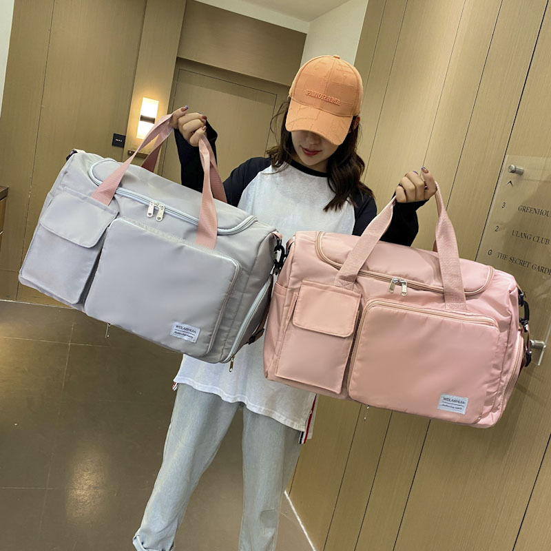 Foldable capacious travel bag