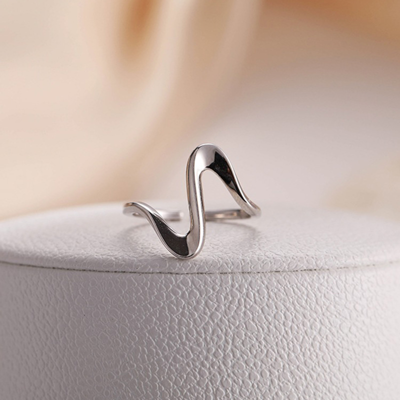 Anello in metallo stile minimalista con dito indice aperto e regolabile Mobius Twisted French Wave_voghion.com