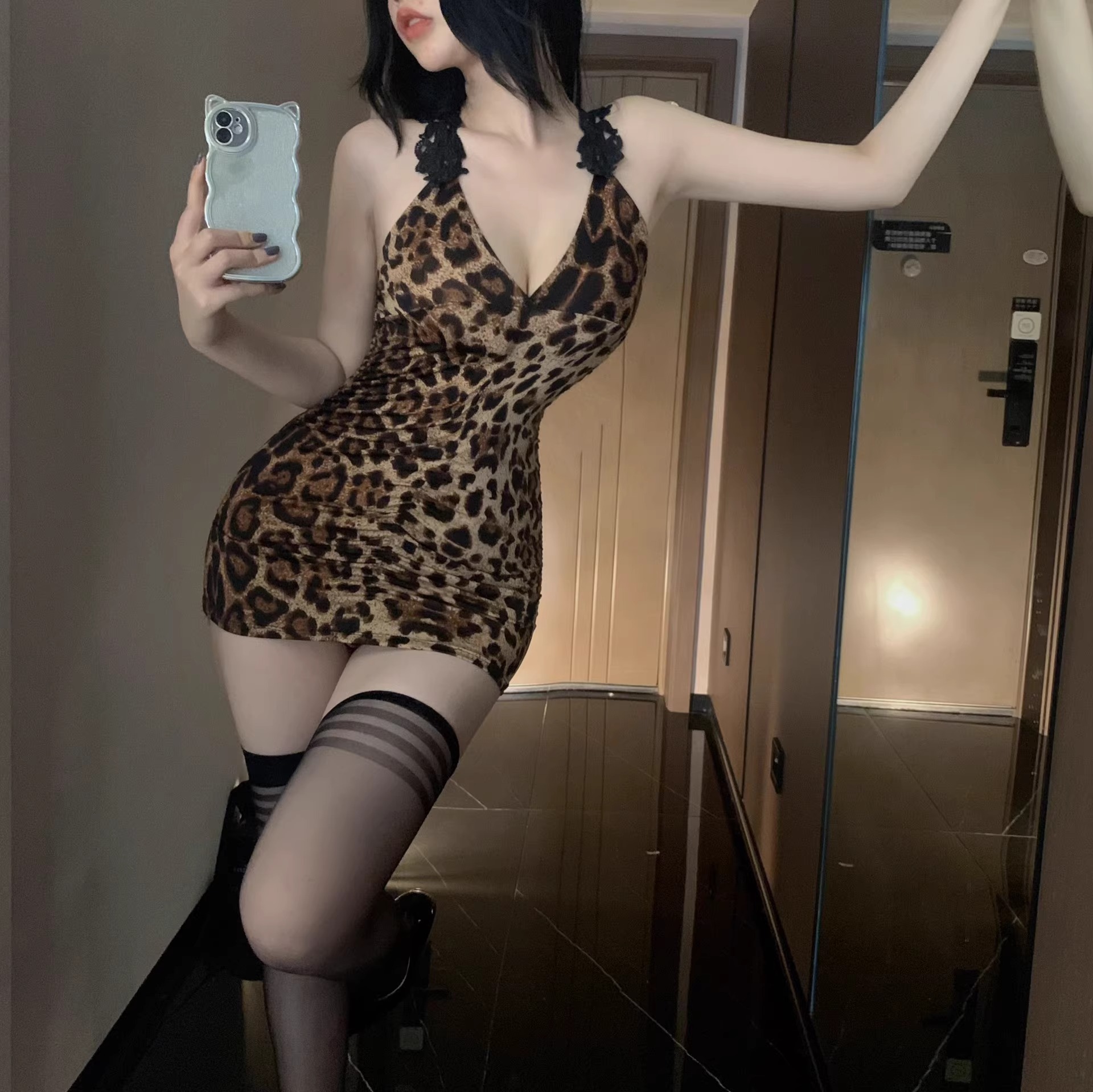 호피 무늬 컬러 + 모델 매칭 양말