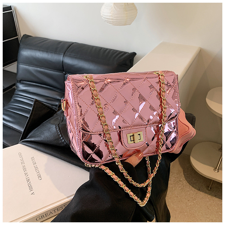 Women's Small Pu Leather Solid Color Lingge Vintage Style Streetwear Lock Clasp Crossbody Bag display picture 6