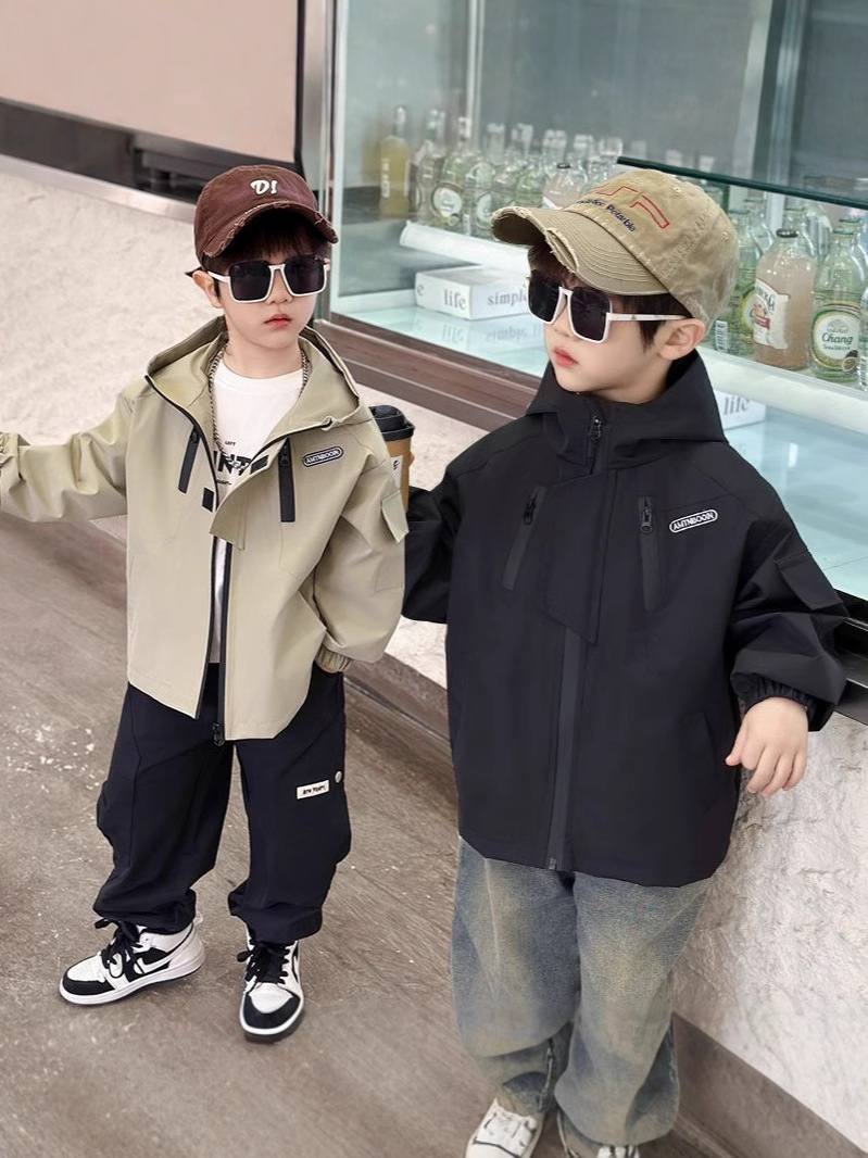Chaqueta de primavera y otoño de los niños 2025 nueva ropa de asalto de primavera para niños pequeños y medianos niños delgados guapo y elegante