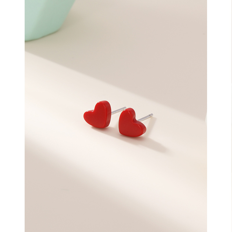 Pequeño corazón rojo S925 pendientes de plata esterlina simple de las mujeres estilo japonés y coreano elegante pequeño oído piercing rojo melocotón corazón pendientes