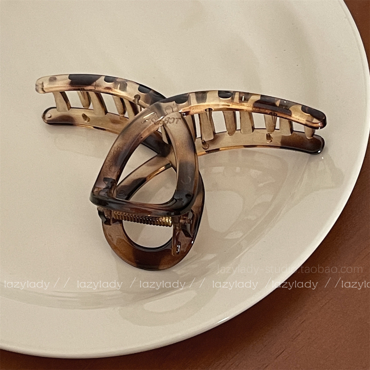 Leicht greifendes bis mäßig greifendes Haar und tiefer Kamm mit viel Hai_voghion.com