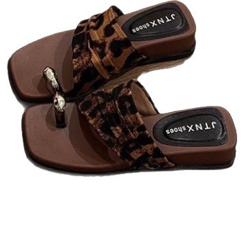 2026 verano nuevo retrógrado leopardo zapatillas frías para mujeres con una parte inferior gruesa de altura cuadrada con chanclas image 5