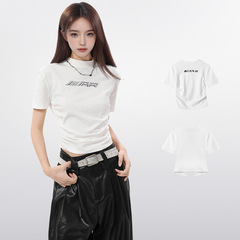 アメリカの黒い半袖tシャツの女性の夏のレトロなデザイン感が不規則です。