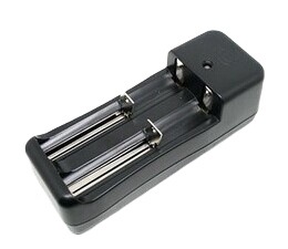 18650电池专用充电器手电筒双槽双充万能充器正负智能万能充电器