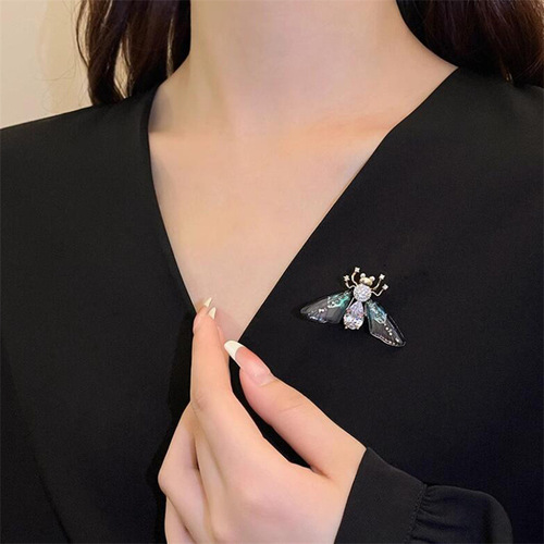 Cross-border hot selling vintage transparent wings bee butterfly brooch corsage anti-exposure insect brooch suit lapel pin