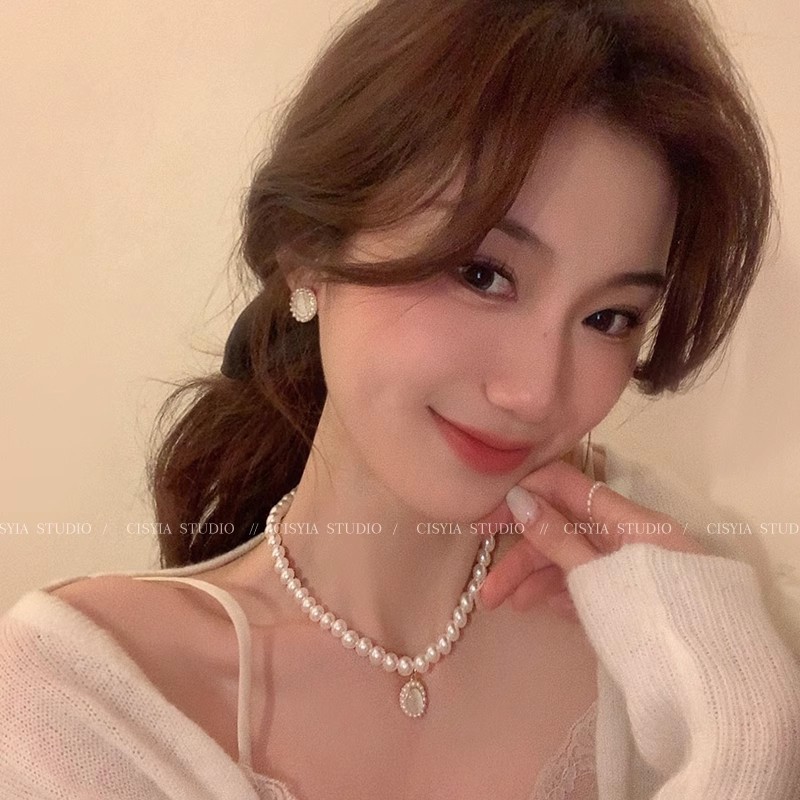 Retro necklace from pearl