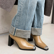 粗跟方頭短靴女2023年秋冬新款單靴英倫氣質馬丁靴高跟金屬頭靴子