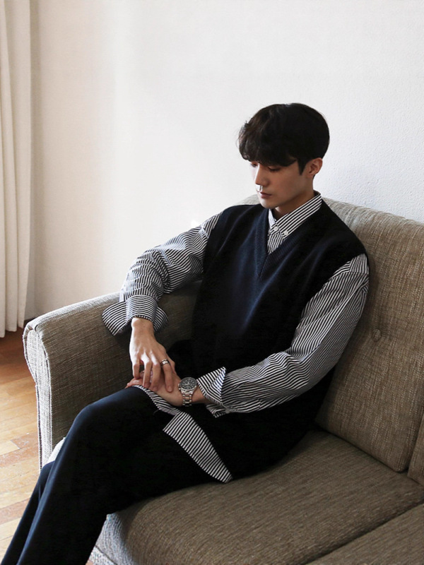 2026 Autumn and Winter Wool Vest Korean Style V-Neck Pullover New Loose Knitted Top Men's Versatile Sleeveless Sweater
