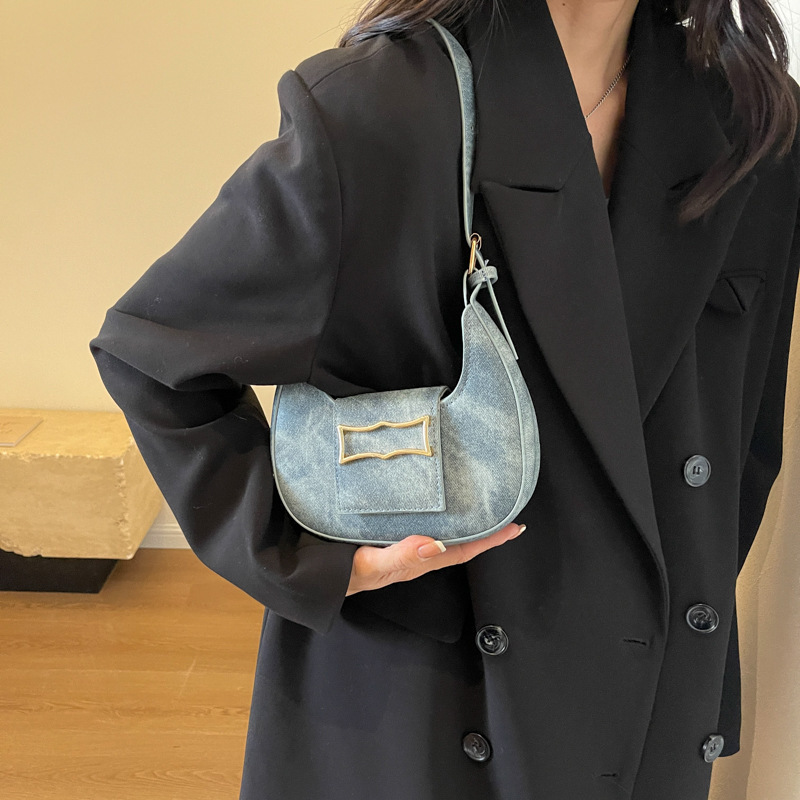 Temperamento simple y de moda 2024 color sólido primavera ocio popular de este año, estilo occidental, bolso portátil de un solo hombro y axila