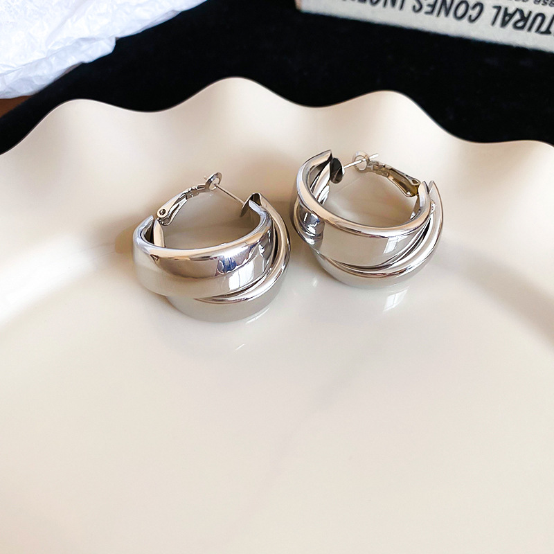 Pendientes redondos cruzados de doble capa Pendientes de diseño de estilo de metal de moda europea y americana Pendientes de temperamento simple de estilo frío