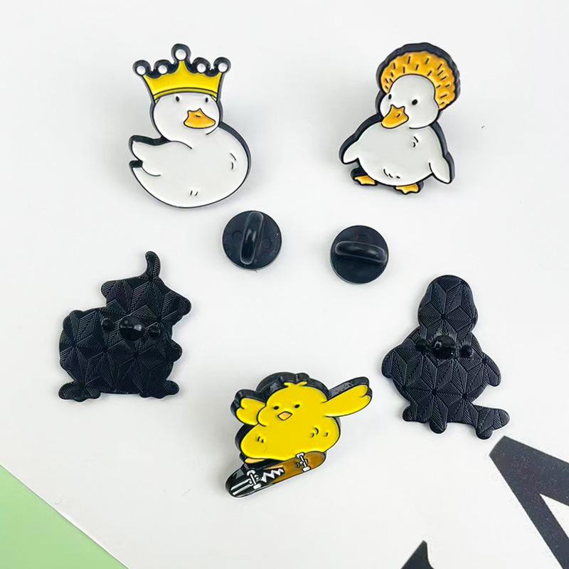 Broche de aleación de viento de ins creativo Insignia de ropa de pato de pollo de dibujos animados lindo para hombres y mujeres, decoración de bolsos, joyería de alfiler