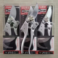 メーカー直売の剪定刀は強力に太い枝を切ります。