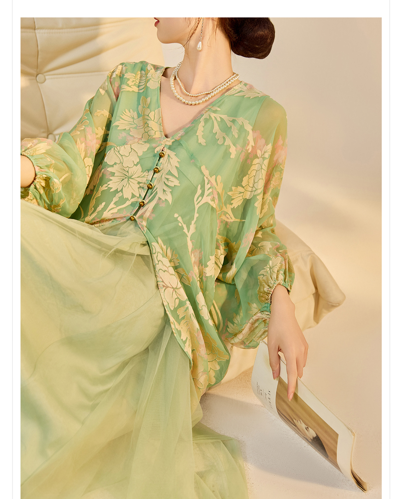 Đầm maxi nữ phong cách Trung Hoa cao cấp, tay dài, cổ cao, họa tiết in hoa cháy kết hợp ghép vải — bầu trời xanh, Màu trắng nhạt chi tiết 4