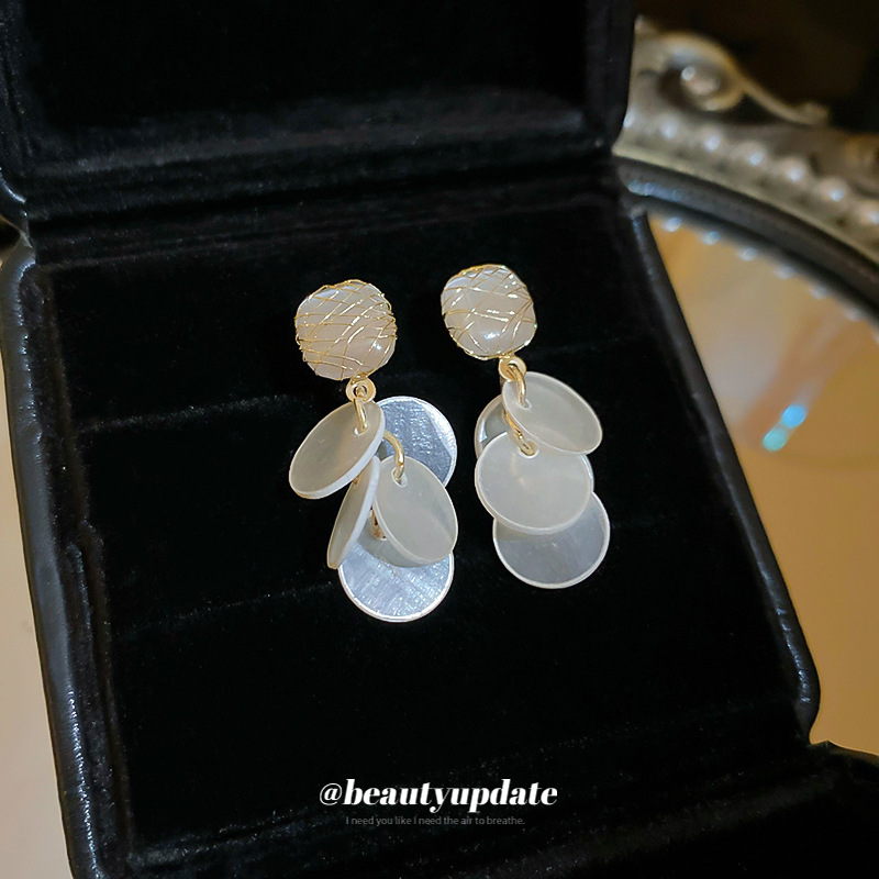 Pendientes de ojo de gato con borla de concha redonda de aguja de plata Pendientes de estilo de vacaciones junto al mar Pendientes de lujo ligero de temperamento de alta calidad para mujer