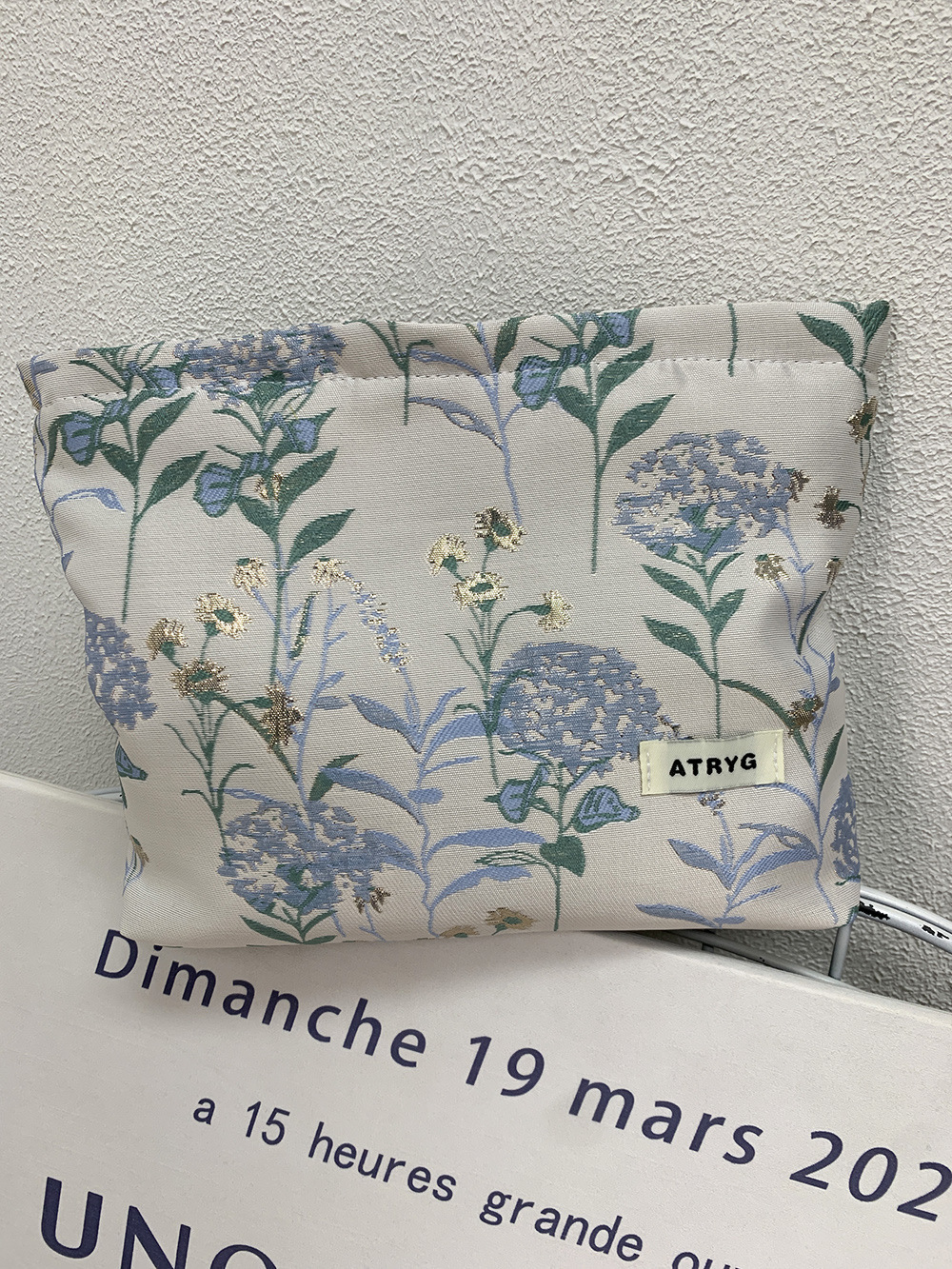 Bolsa de maquillaje, una pequeña bolsa fresca portátil de gran capacidad, bolsa de almacenamiento para productos de cuidado de la piel, bolsa de mano.