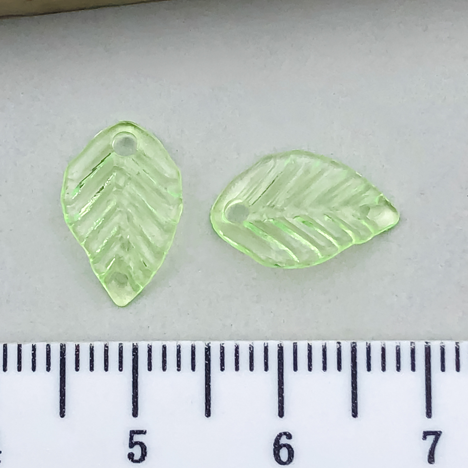 Simulación perforada chapada en color hoja de arce hoja verde hoja de uva accesorios de acrílico transparente hecho a mano pulsera decorativa de bricolaje cuentas