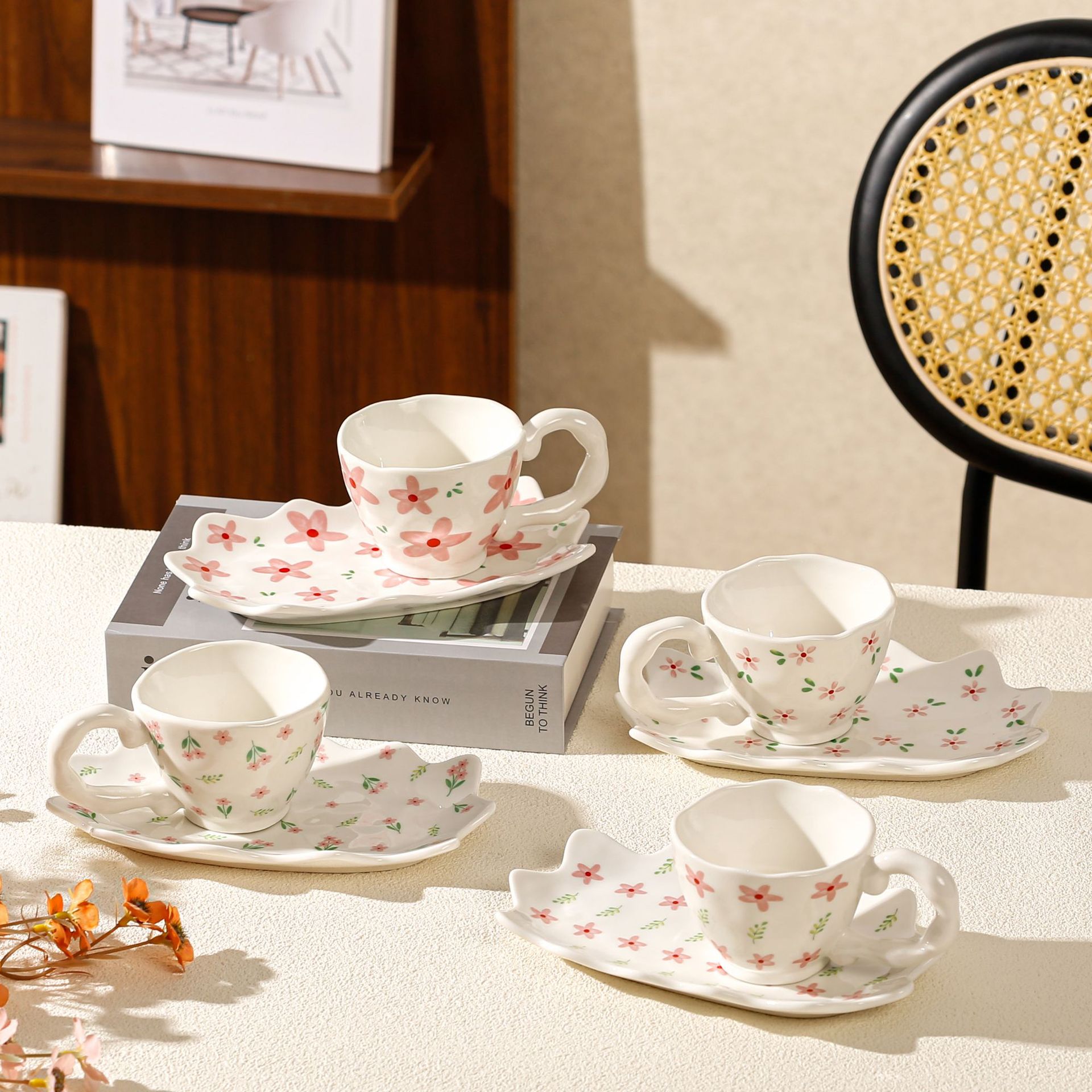 Taza y platillo de café de cerámica de flores de estilo ins de estilo japonés, taza irregular pellizcada a mano para niñas, té de la tarde