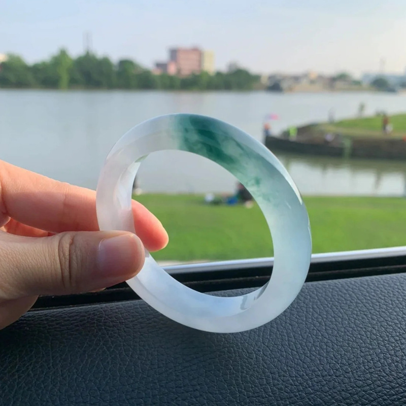 Naravna burmanska zapestnica iz žada tipa A Zapestnica iz žada_voghion.com